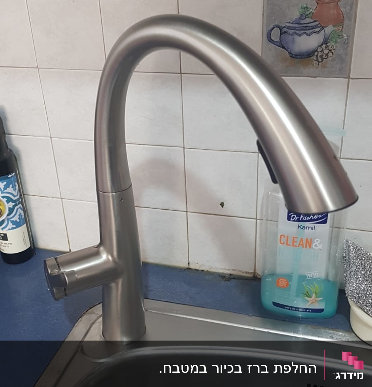 ברז נירוסטה מותקן בכיור מטבח